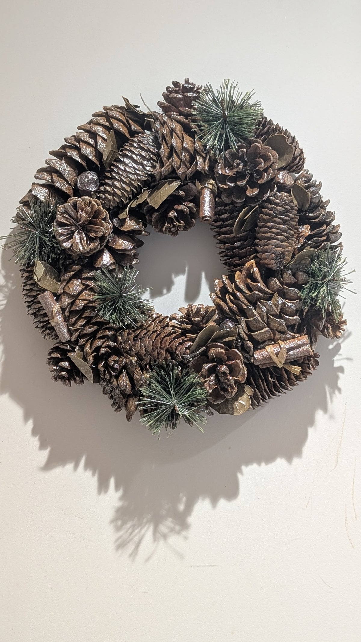🎄 Gold & Bronze Pinecone Christmas Wreath – 30cm