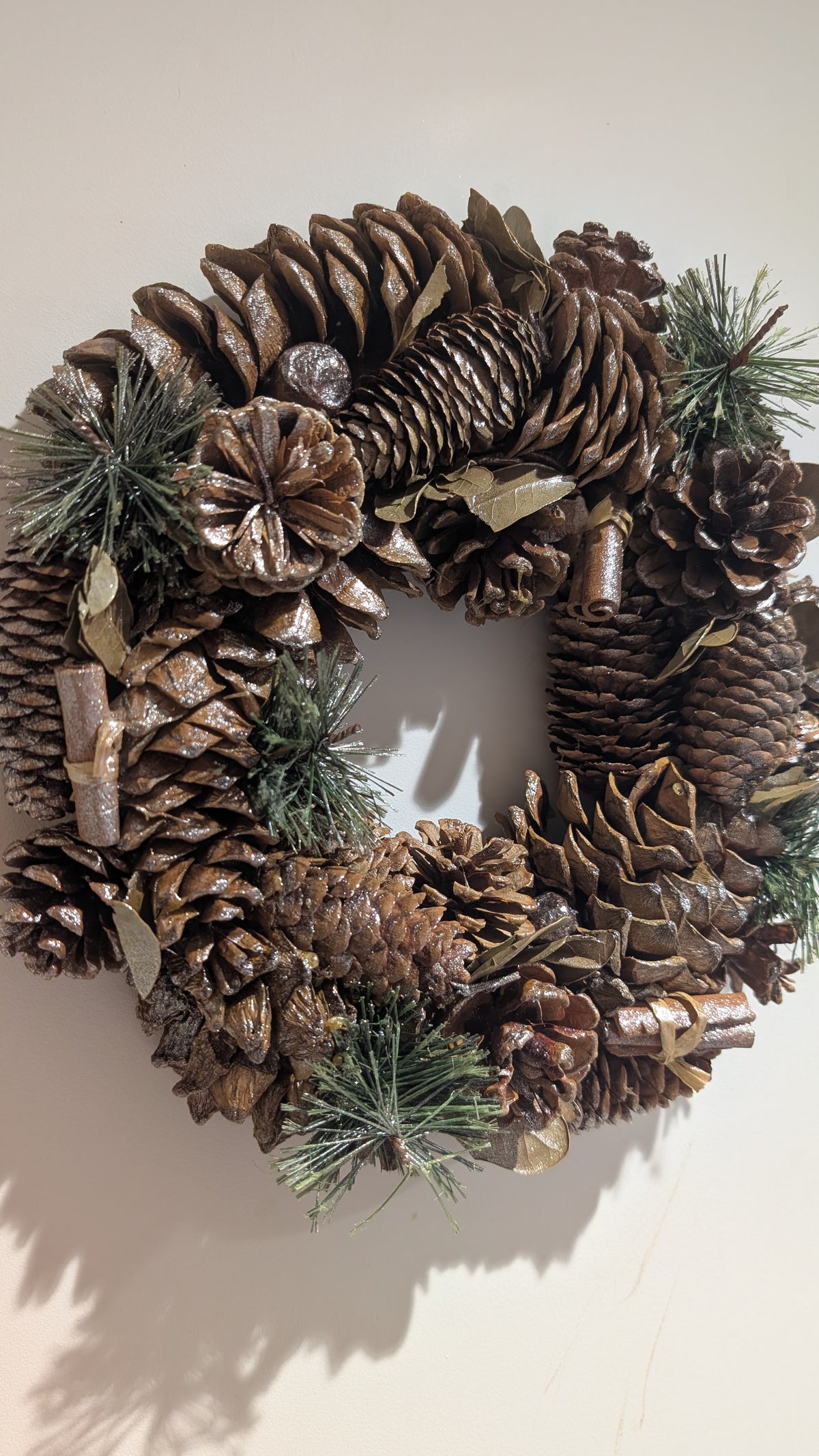 🎄 Gold & Bronze Pinecone Christmas Wreath – 30cm