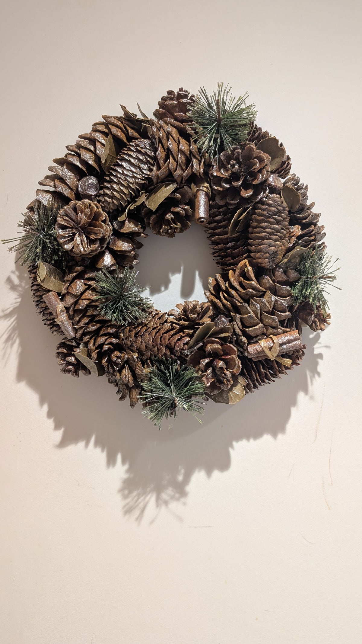 🎄 Gold & Bronze Pinecone Christmas Wreath – 30cm