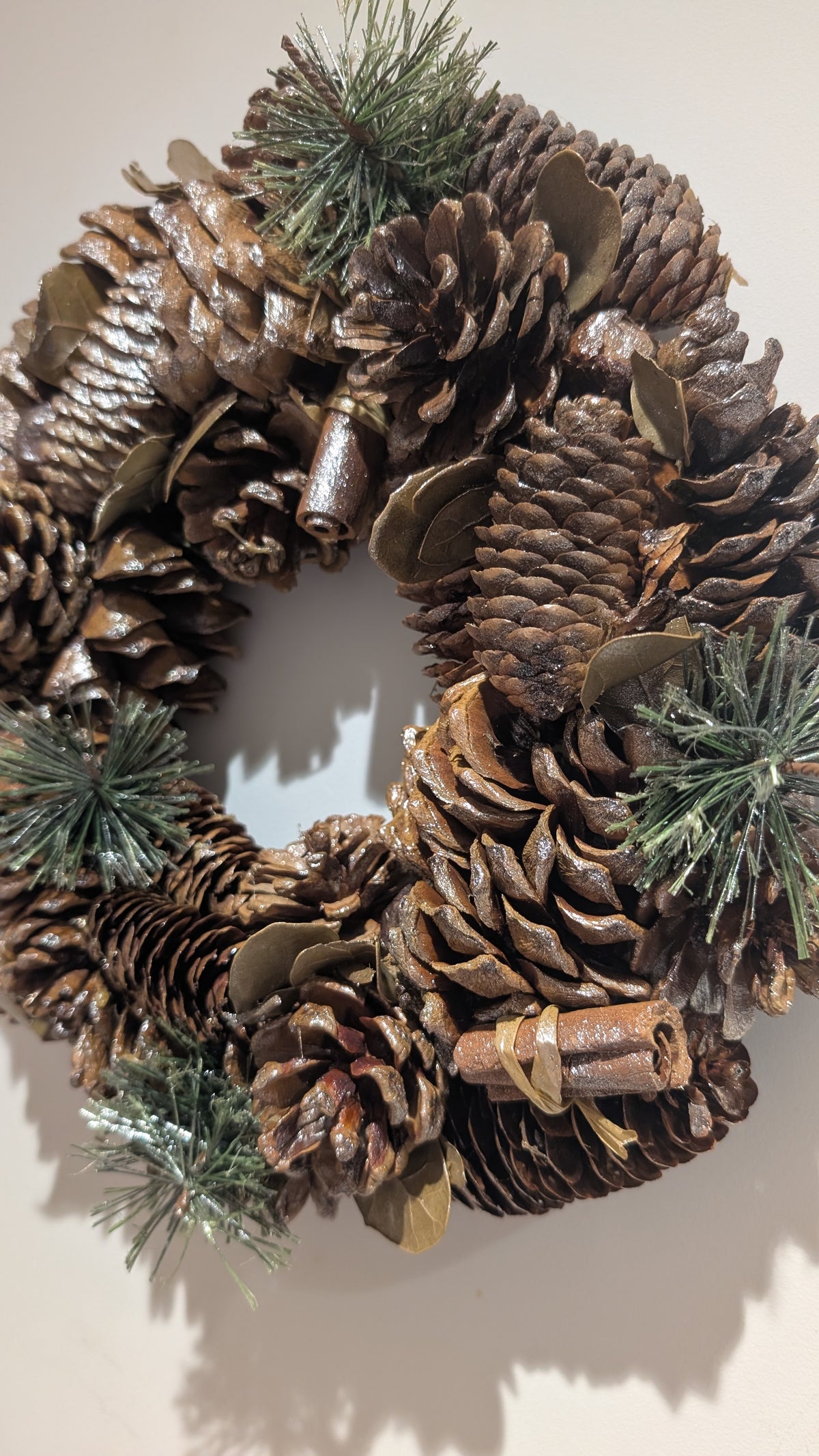 🎄 Gold & Bronze Pinecone Christmas Wreath – 30cm